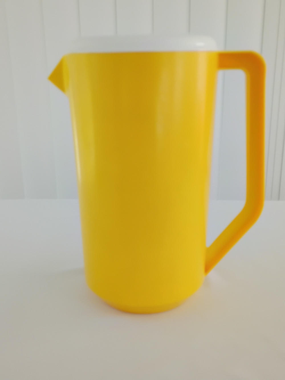 Rubbermaid Pitcher Yellow With White Lid 2 & 1/4 Quarts J2445 Vintage '70s